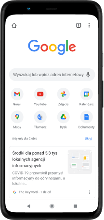 Ekran telefonu Pixel 4 XL wyświetlający pasek adresu z wpisanym adresem Google.com, ulubione aplikacje i sugerowane artykuły.