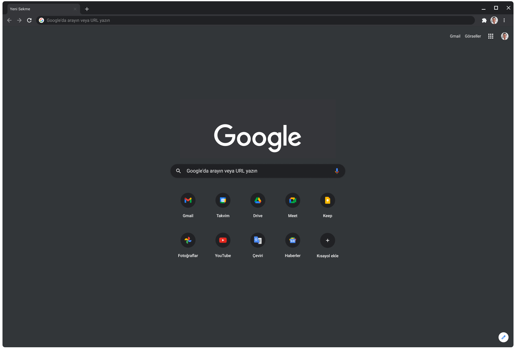 Koyu moddaki Chrome tarayıcı penceresinde, Google.com gösteriliyor.